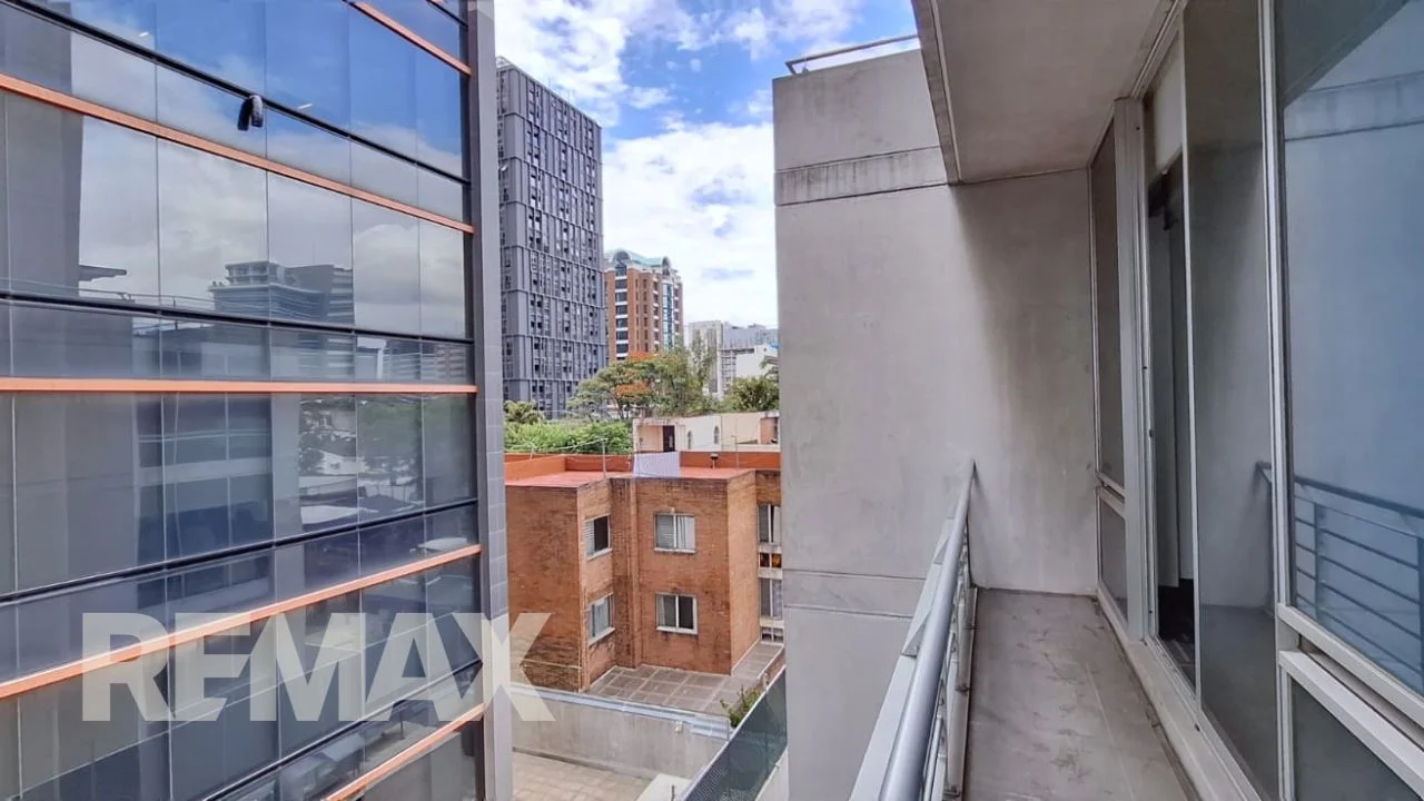 Edificio Platina, Oficina en Renta en Zona 10 - Image 2