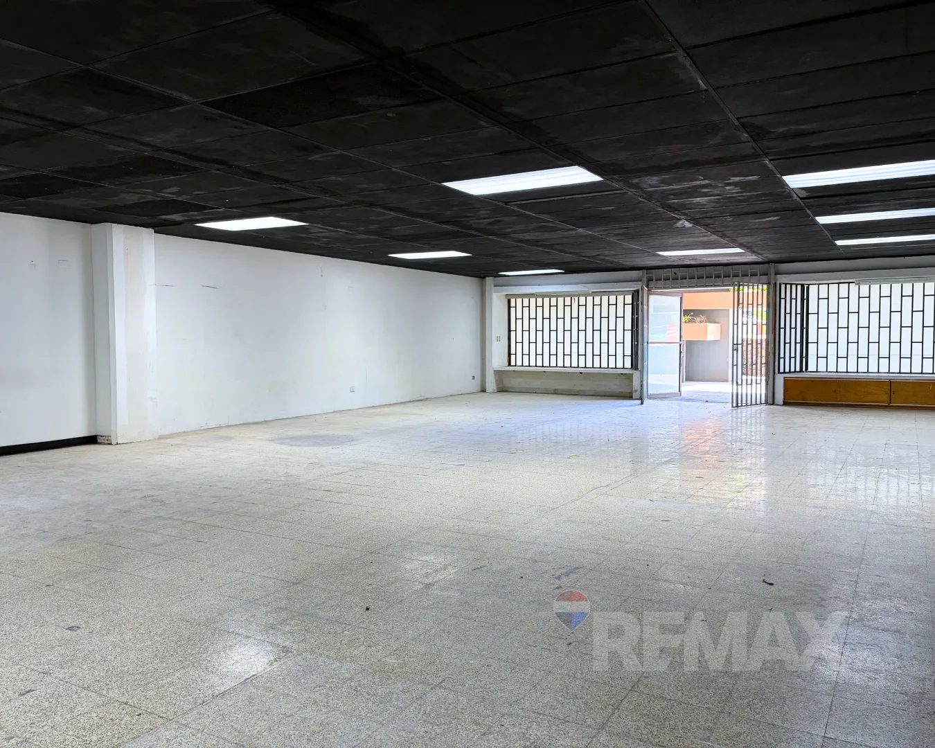 Gran Centro Comercial de la Zona 4 Local en Renta en Sotano · Foto 2