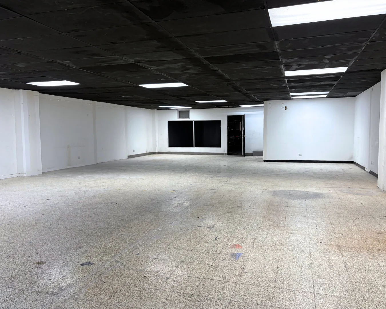 Gran Centro Comercial de la Zona 4 Local en Renta en Sotano · Foto 5