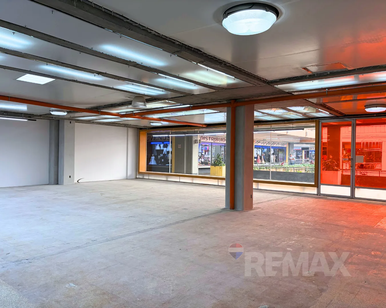 Gran Centro Comercial de la Zona 4 Local en Renta en Segundo Nivel · Foto 3
