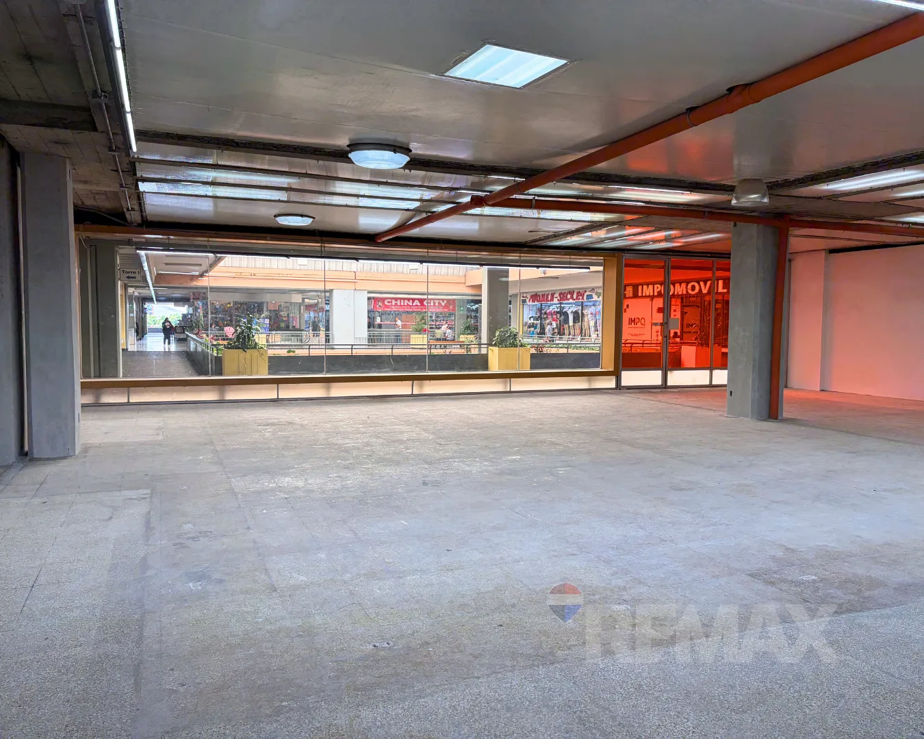 Gran Centro Comercial de la Zona 4 Local en Renta en Segundo Nivel