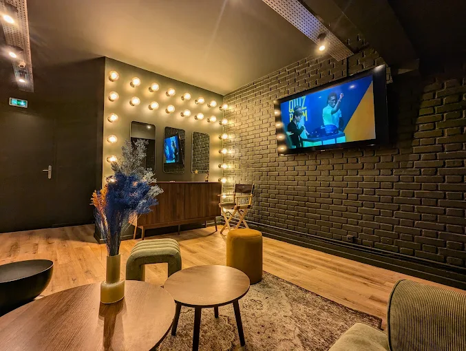 Espace Loge VIP de Quiz Room Amiens pour un afterwork d'entreprise après une session de jeu.