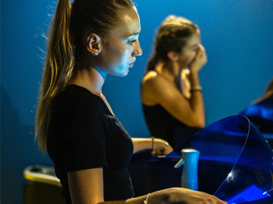 fille concentrée devant son buzzer