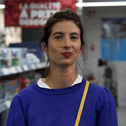 fille qui cligne de l'oeil