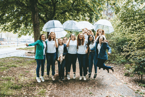 GIF groupe sous la pluie