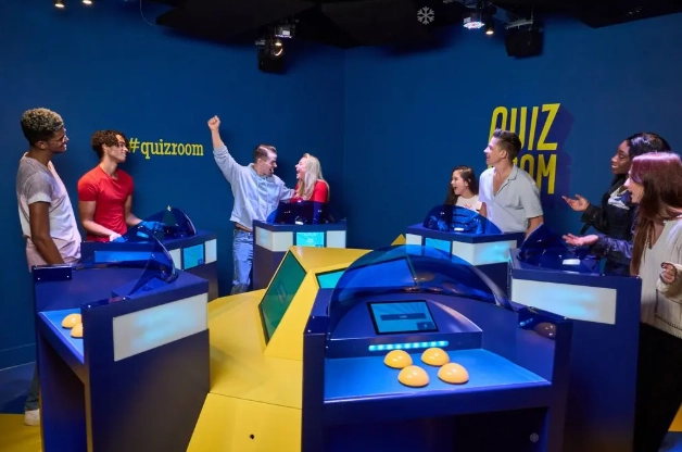 Groupe de personne de tout age a quiz room lorient