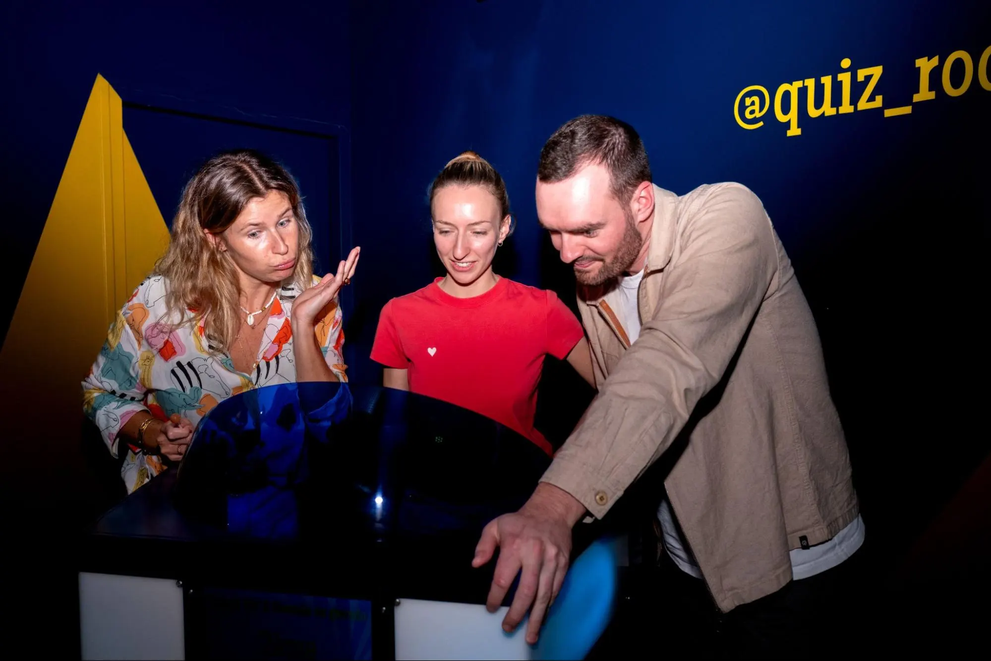 groupe de personne chez quiz room, reflexion aux questions, buzzer, quiz room