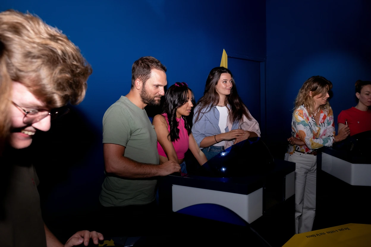 Groupe de joueurs chez quiz room repondant a des questions