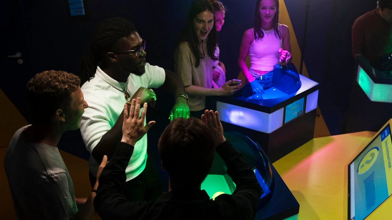 groupe de jeune jouant chez Quiz Room, buzzer