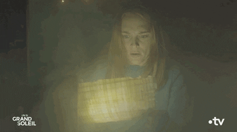 gif personne qui recherche avec une lampe orche