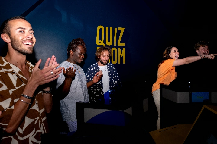 Image représentant des joueurs chez quiz room qui jouent et buzzent