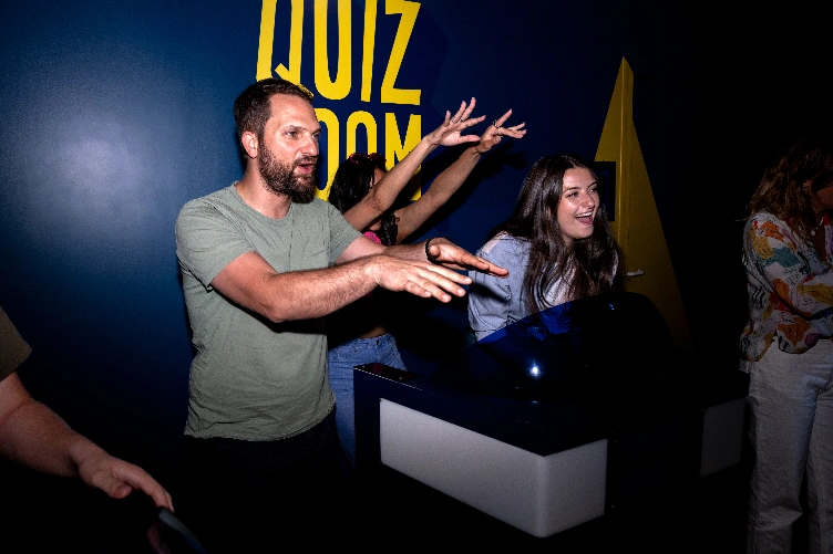 Activité chez Quiz Room joueurs célébrant la victoire