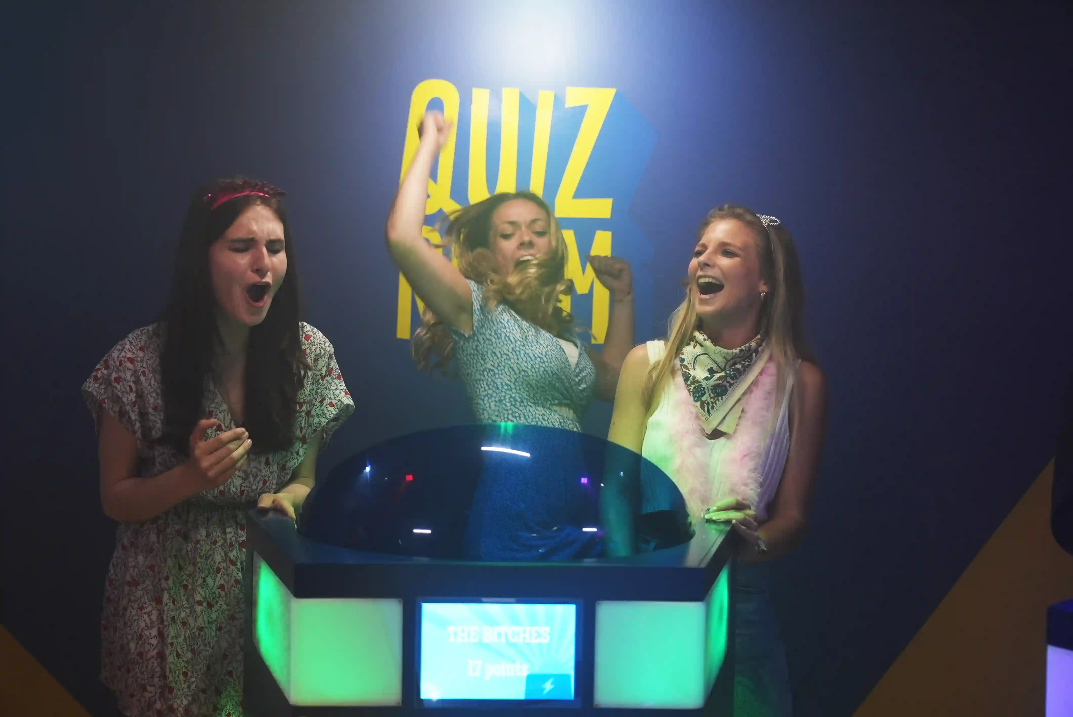 Groupe de personne se défoulant et riant chez quiz room lors d'un EVJF