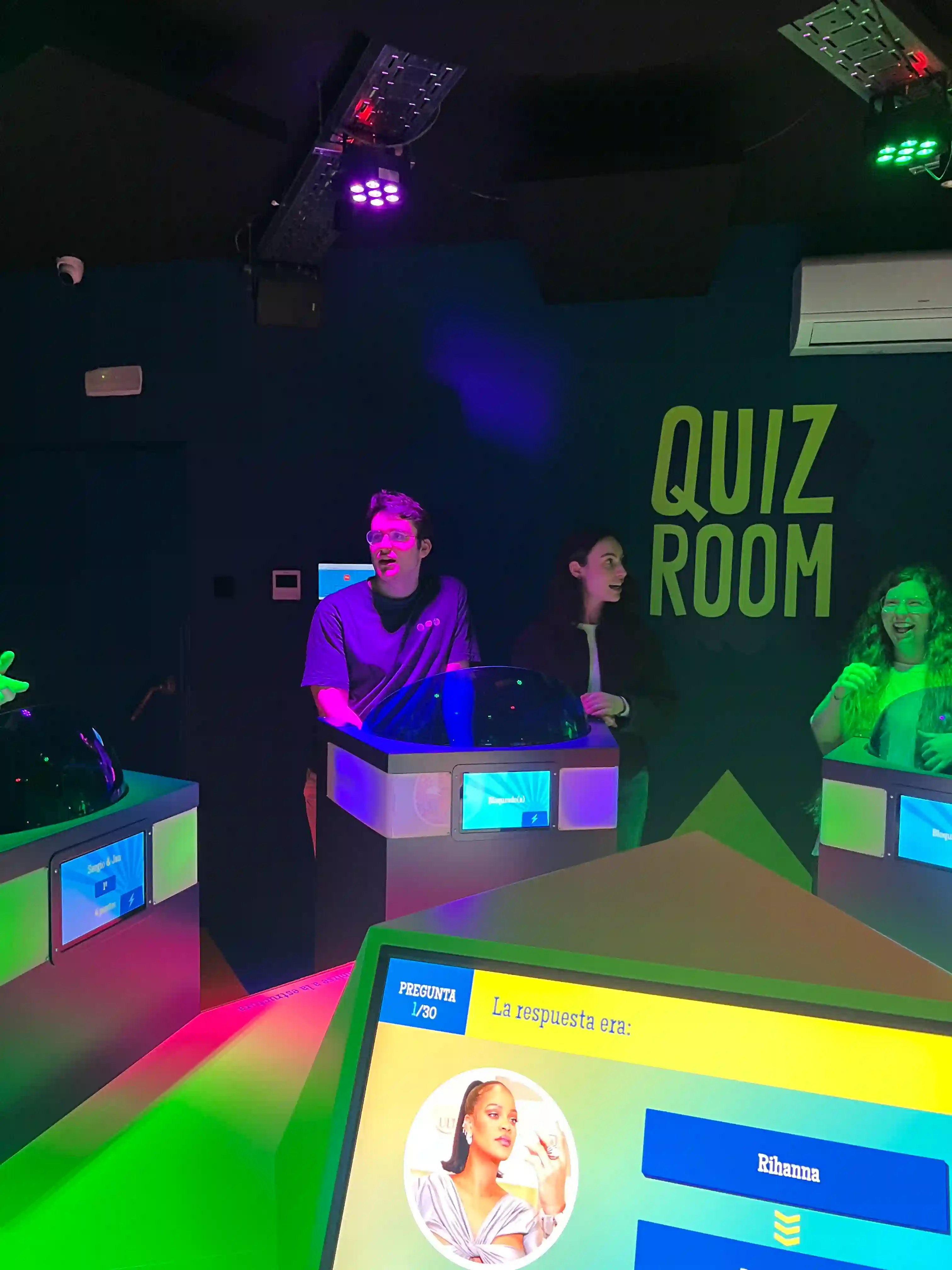 Blindtest chez Quiz Room, salle immersive, groupe de personnes jouant au Blindtest