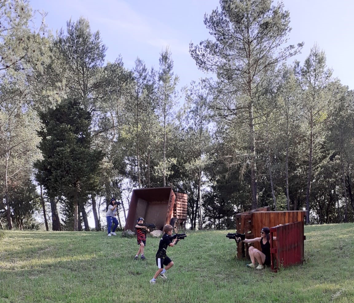 enfant en train de jouer aux laser game en exterieur