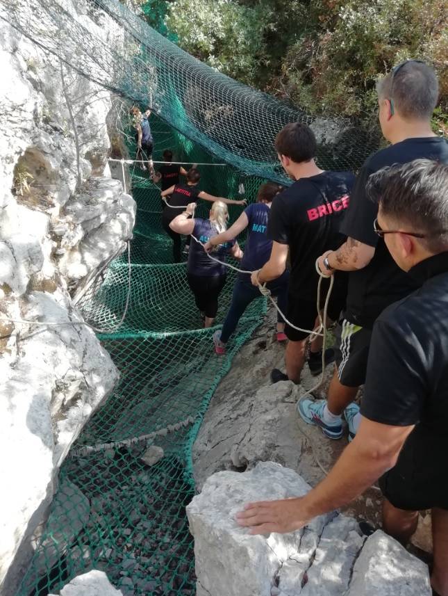 image d'un groupe de personne avec des enfants en train de faire un circuit d'accrobranche