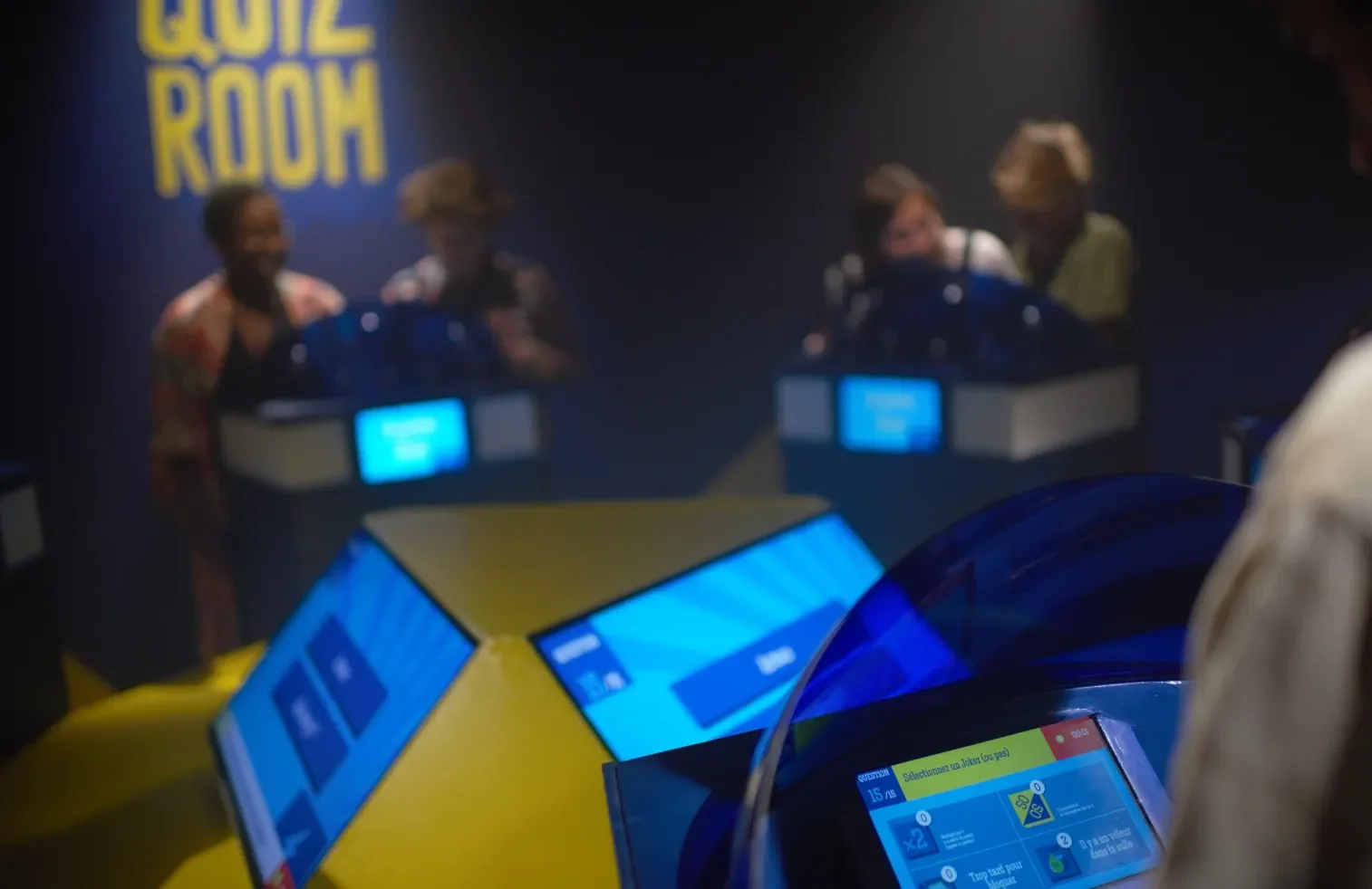 Salle chez Quiz Room a Paris avec des joueurs et des buzzers