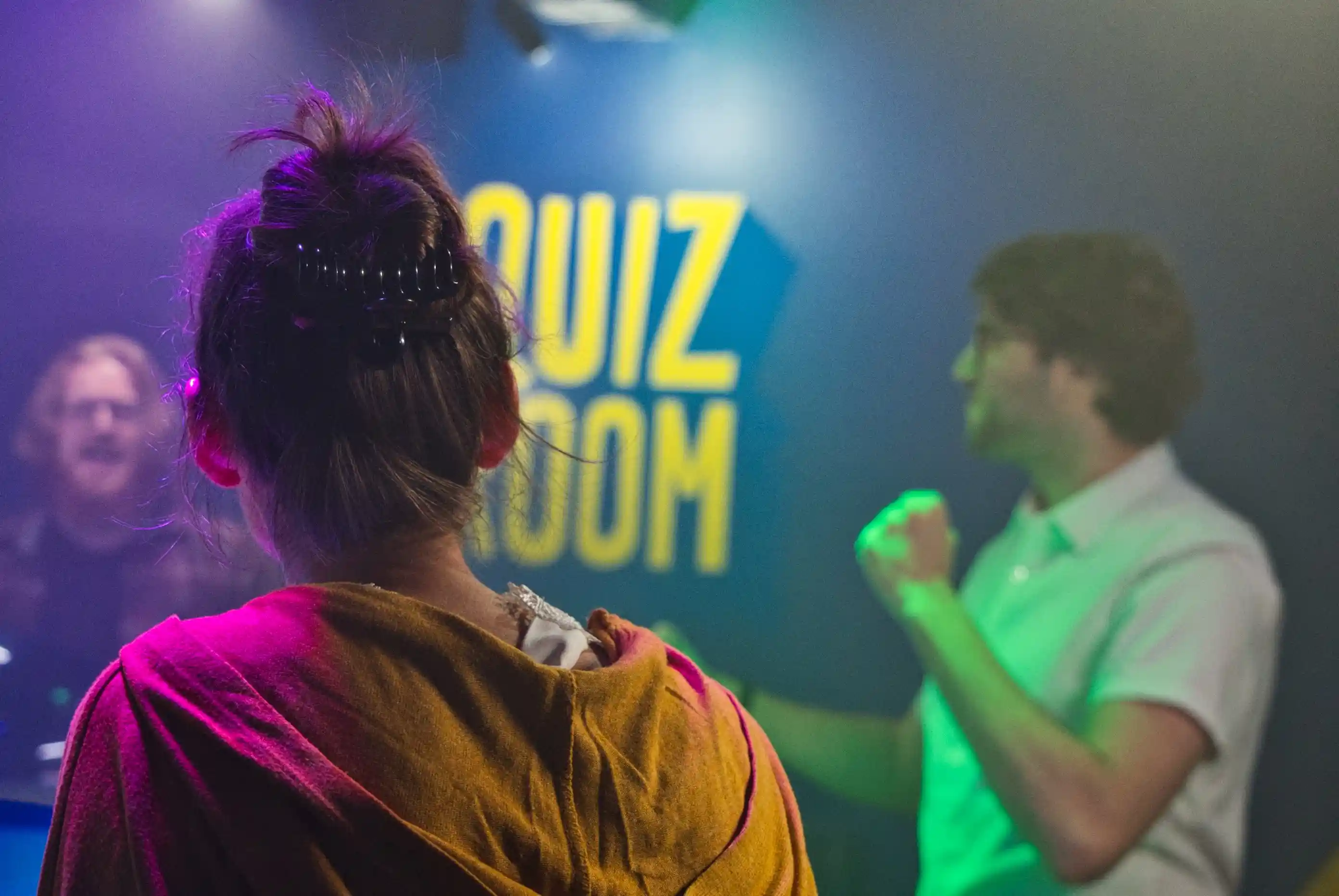 Image de personnes chez Quiz Room serrant le poing de satisfaction apres une victoire chez Quiz Room angers en 2026