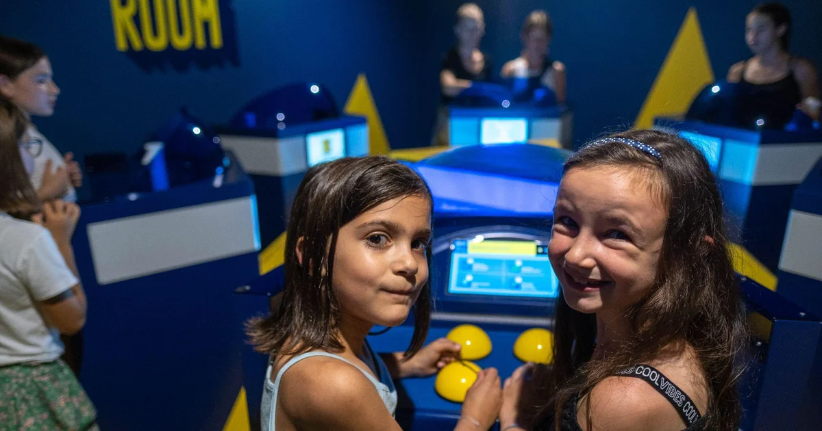 Quiz Room enfants devant des buzzers, anniversaire