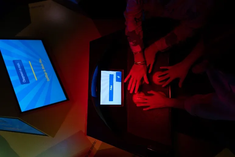 Équipe jouant à un jeu d'énigmes à Besançon