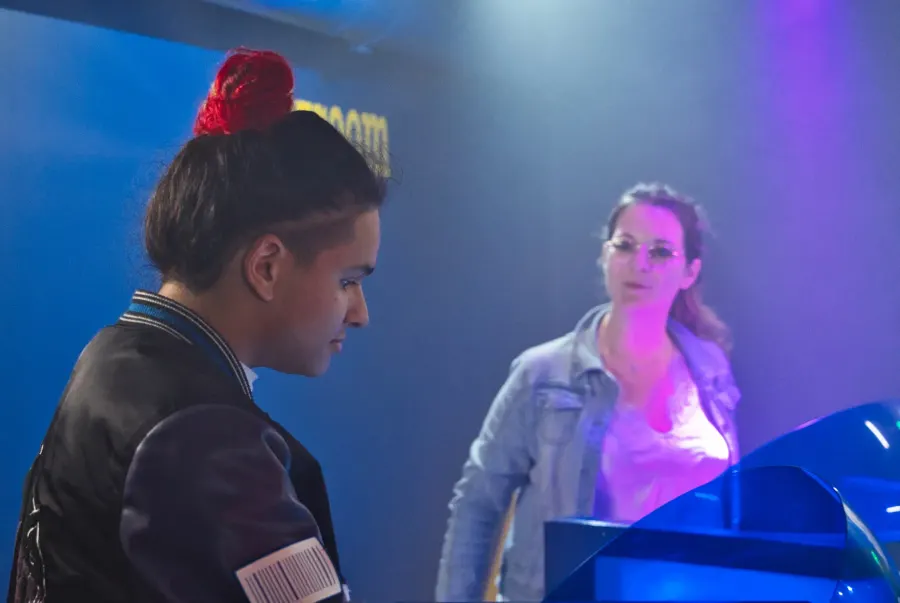 Groupe en teambuilding résolvant une énigme interactive