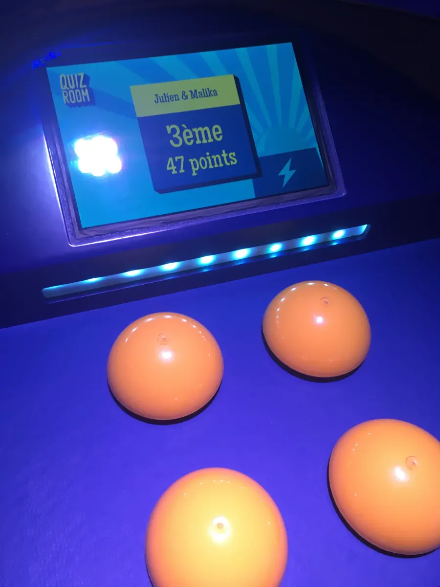 Joueurs en pleine partie Quiz Room à Besançon