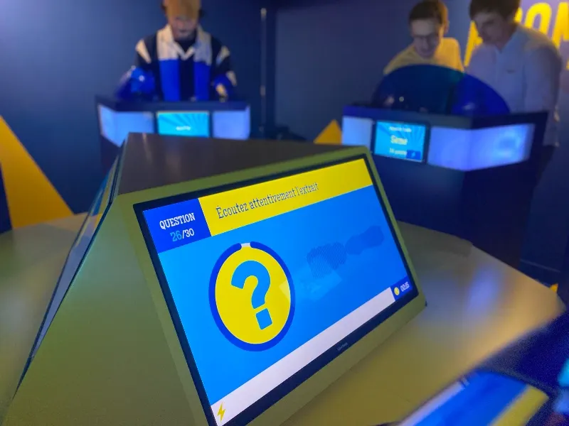 Équipe jouant au blind test Quiz Room teambuilding Fougères