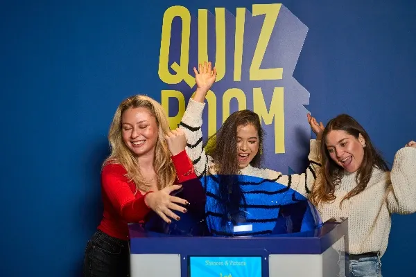 Équipe résolvant des défis au Quiz Room