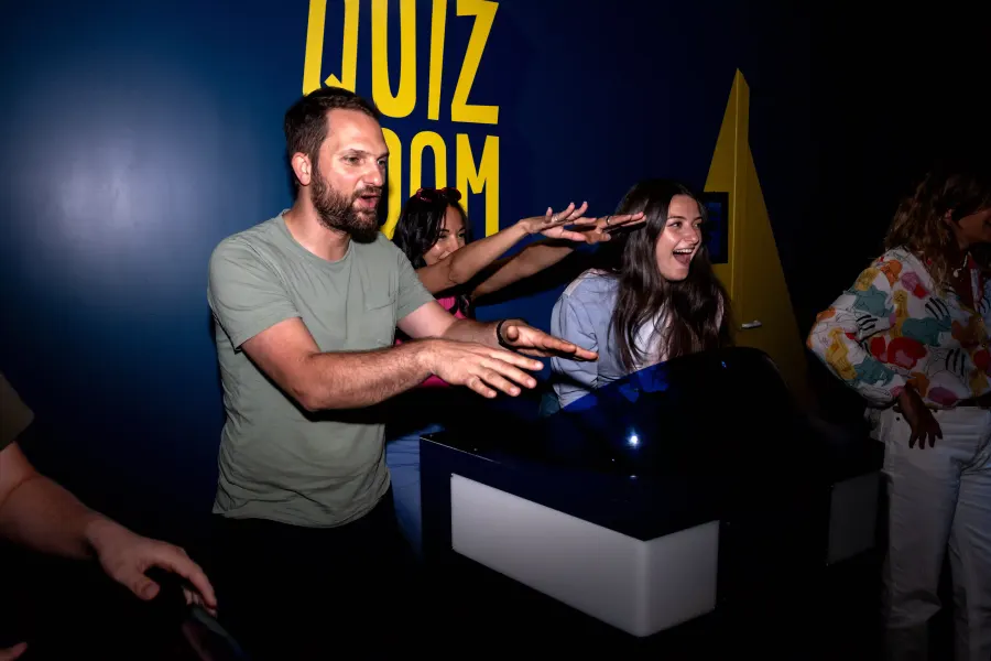 Participants en pleine partie de jeu d'énigmes