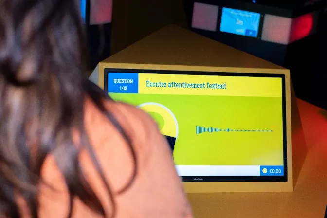 Groupe d'amis jouant ensemble à Quiz Room Valmeinier