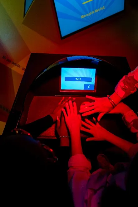 Équipe en plein gameplay Quiz Room teambuilding Aurillac