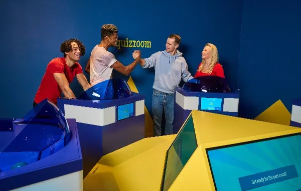 Groupe résolvant énigmes Quiz Room Aurillac teambuilding