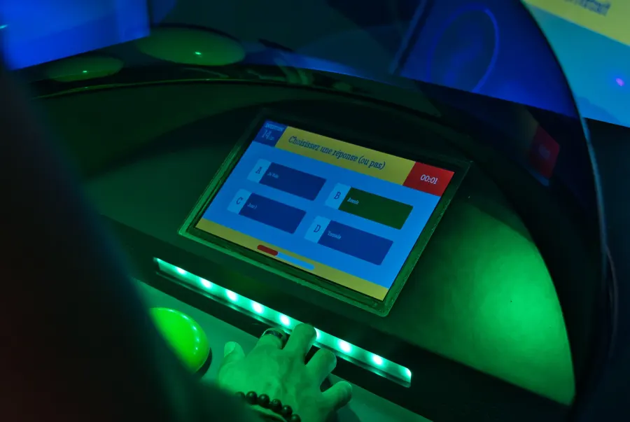 Ambiance festive dans une salle de jeu Quiz Room Bordeaux