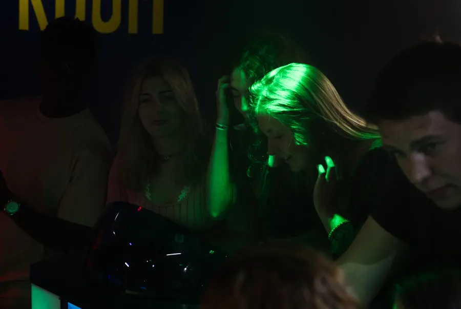 Équipe Quiz Room Paris répondant questions culture générale