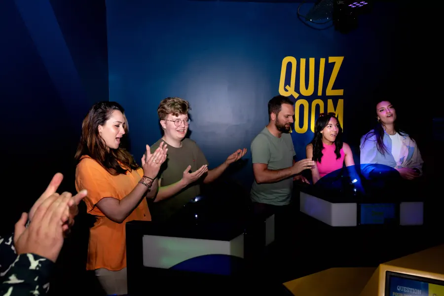 Joueurs Quiz Room en action salle de jeu