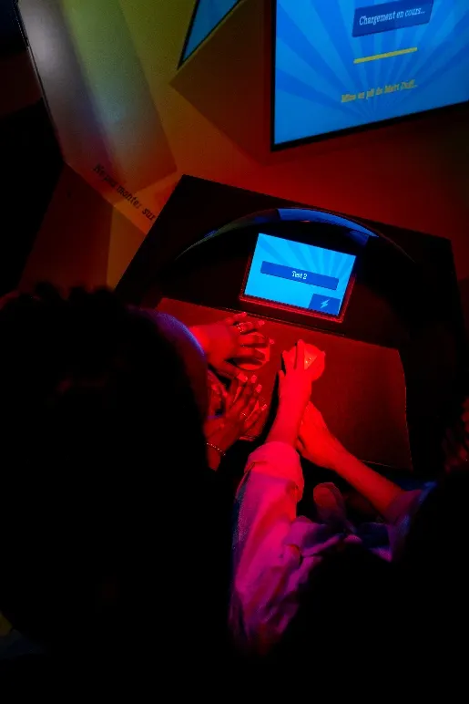 Joueurs résolvant énigmes Quiz Room Valenciennes