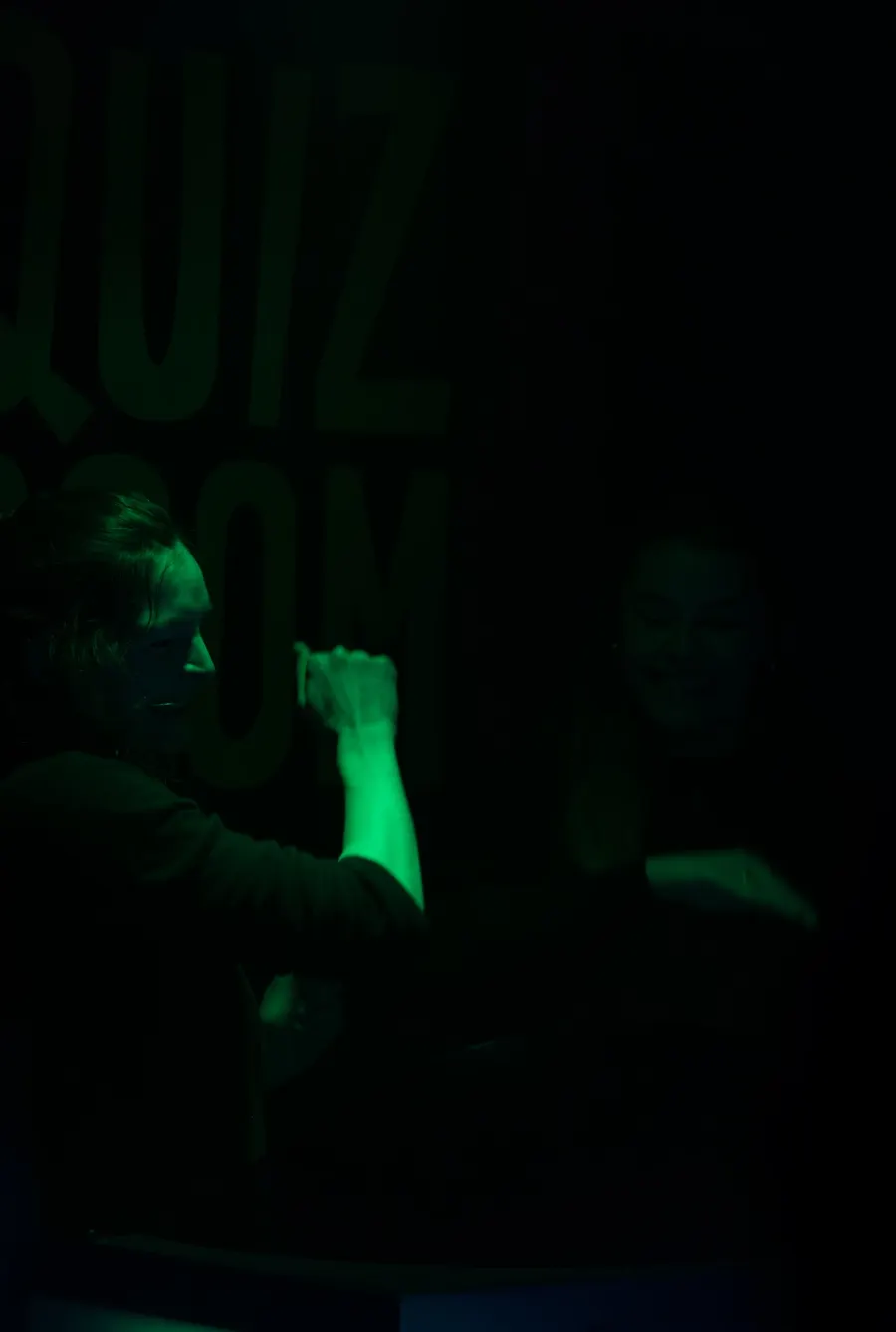 Équipe jouant Quiz Room lors d'activité team building Agen