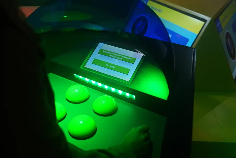 Équipe jouant ensemble dans Quiz Room Bordeaux teambuilding