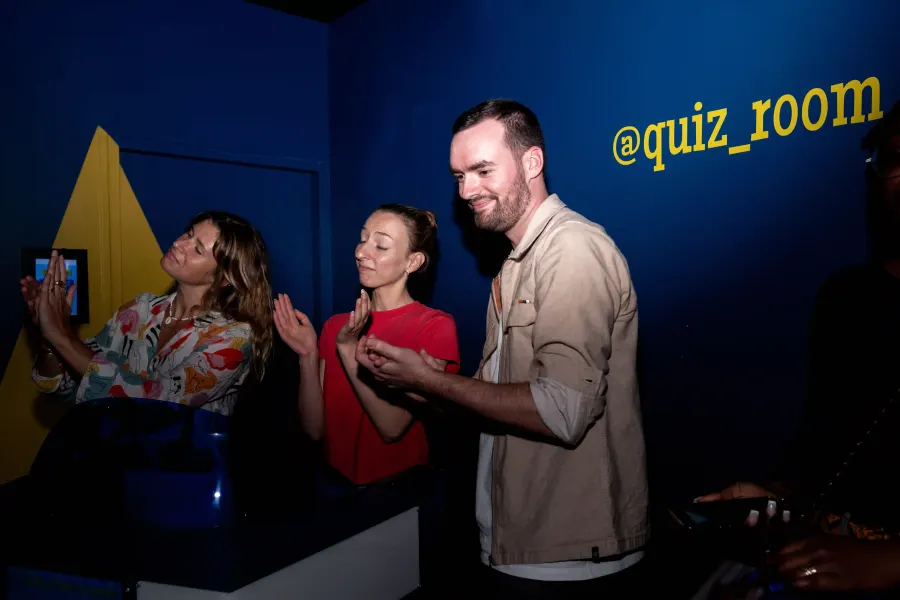 Groupe d'employés célébrant la victoire Quiz Room Bordeaux