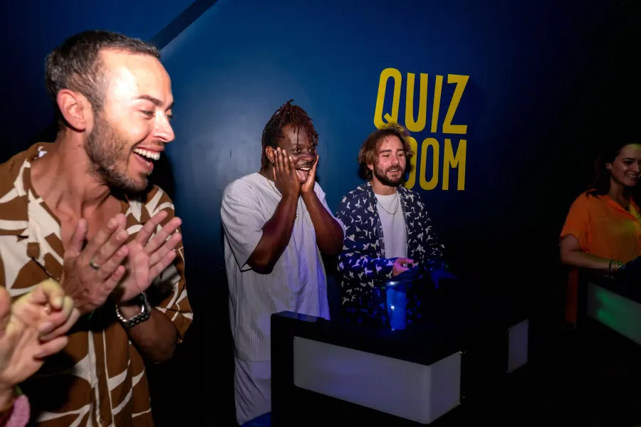 Participants jouant à un quiz interactif lors d'une fête d'anniversaire