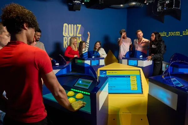 Ambiance festive dans la salle de jeu Quiz Room pour anniversaire