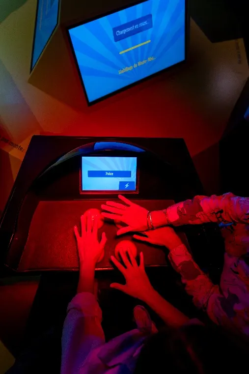 Équipe jouant au quiz interactif à Reims