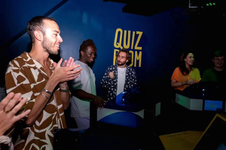 Escape game Rouen joueurs résolvant énigmes dans salle