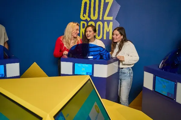 Équipe Quiz Room Strasbourg fête anniversaire intérieur