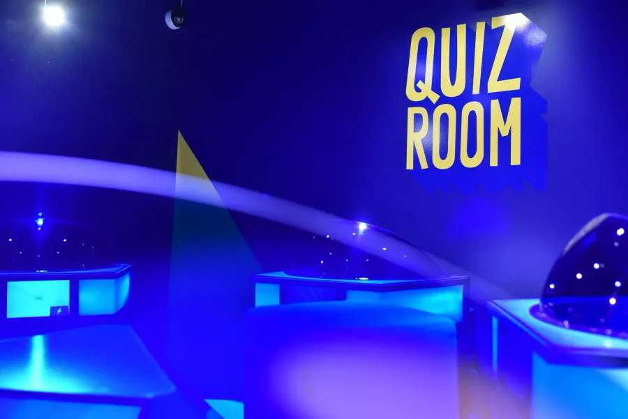 Ambiance ludique d'une salle de jeu de quiz lyonnaise