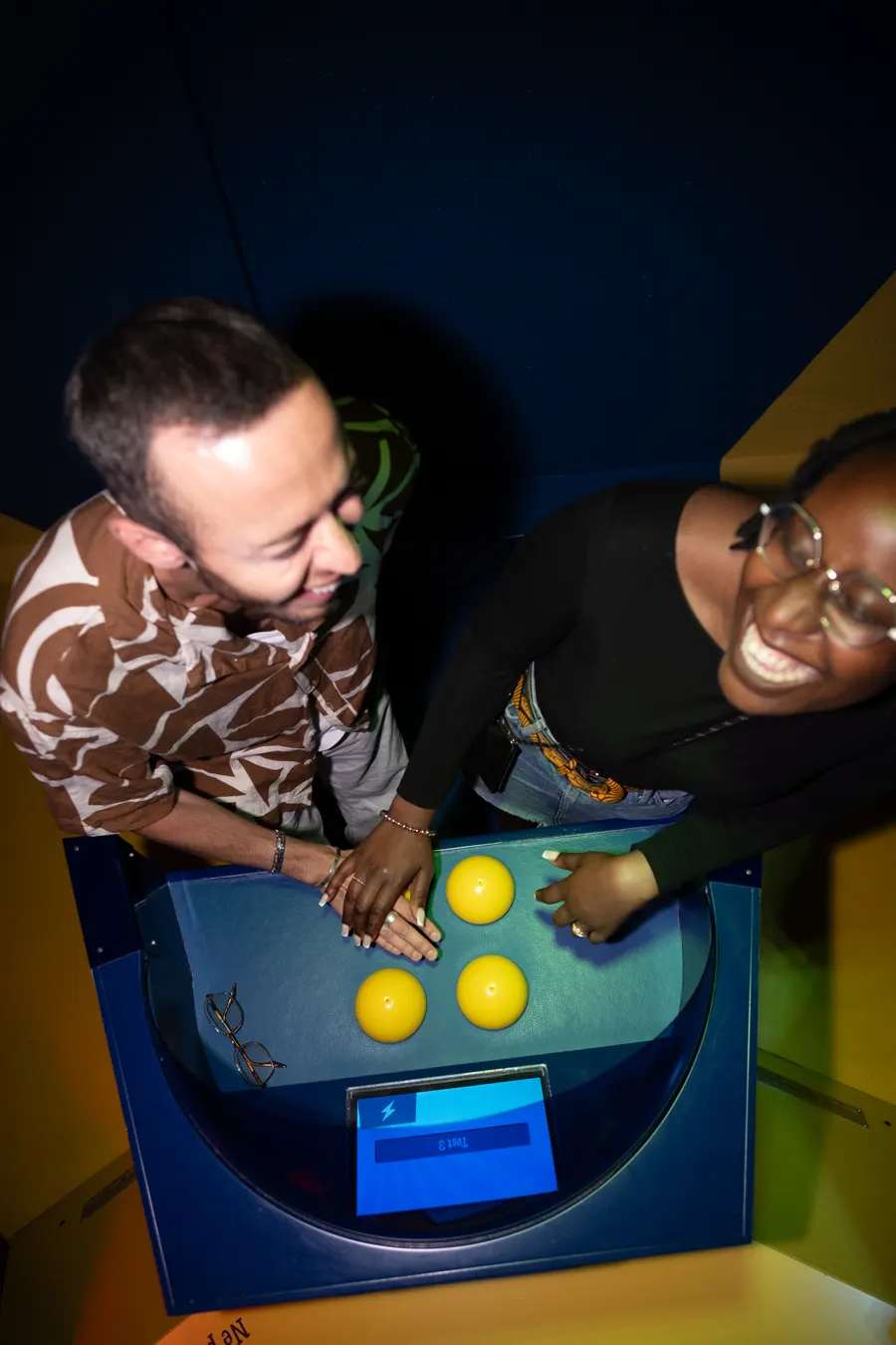 Groupe d'enfants celebrant ensemble dans une salle de jeu quiz