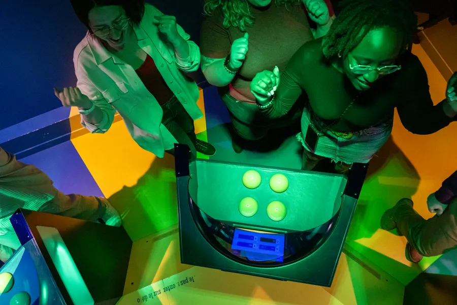 Participant appuyant sur le buzzer lors d'une compétition quiz