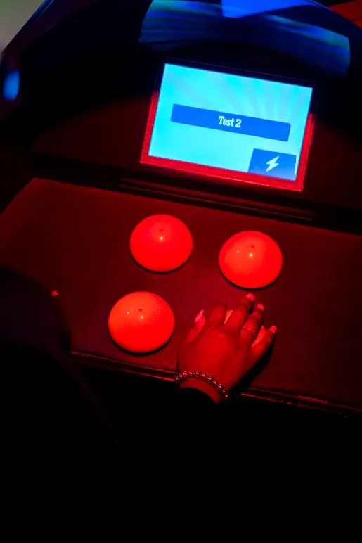 Équipe jouant à un quiz interactif en intérieur à Lyon