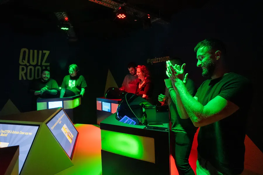 Équipe jouant à un quiz game en intérieur à Paris