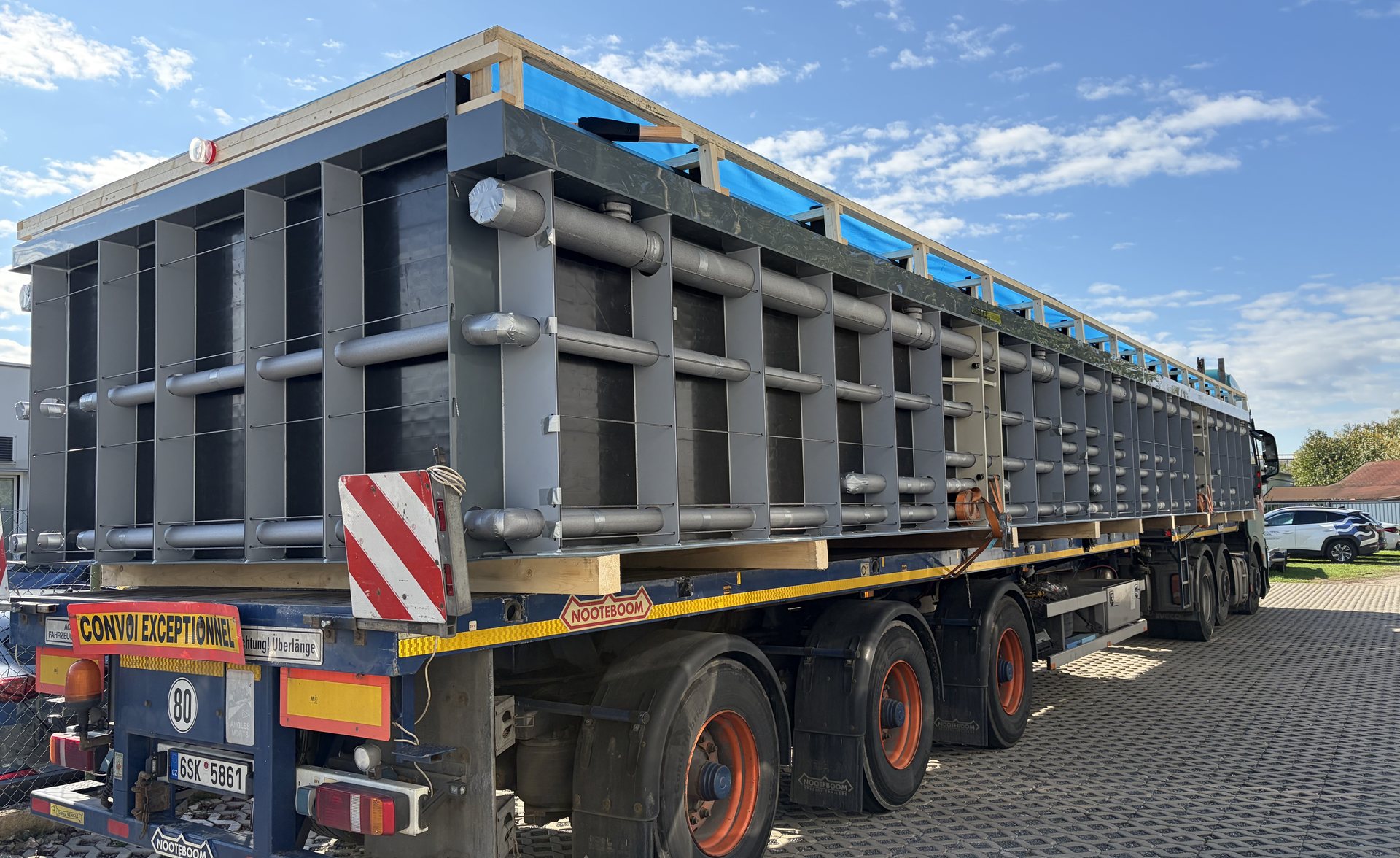 One-piece pool shell on an oversize transport lorry